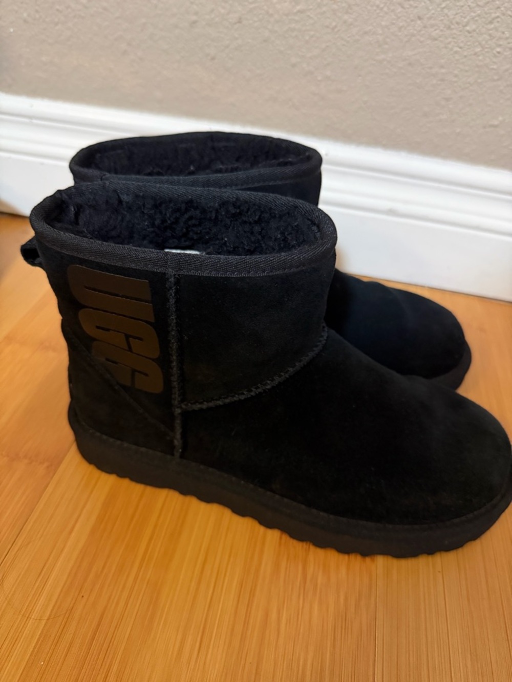 Ugg Black Suede Short Winter Boots